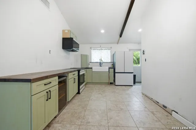909 County Road 669 Devine, TX 78016
