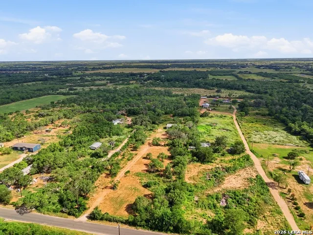 909 County Road 669 Devine, TX 78016