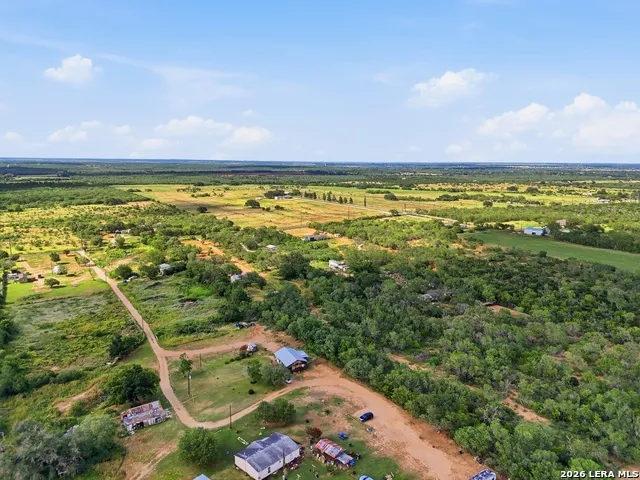 909 County Road 669 Devine, TX 78016