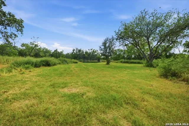 909 County Road 669 Devine, TX 78016