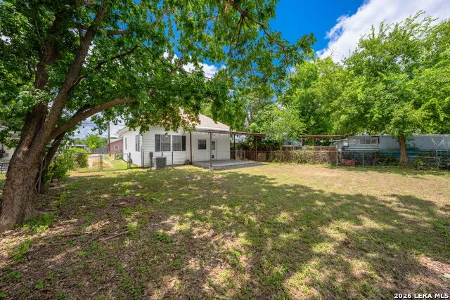 204 E DAVIS ST Kerrville, TX 78028