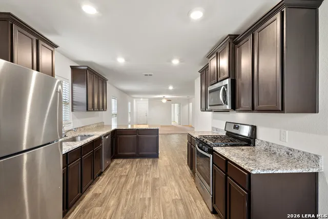 15214 HARBOR LNDG Von Ormy, TX 78073