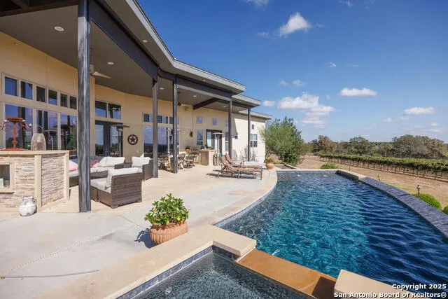 1758 LINCOLN SMITH RD Round Mountain, TX 78663