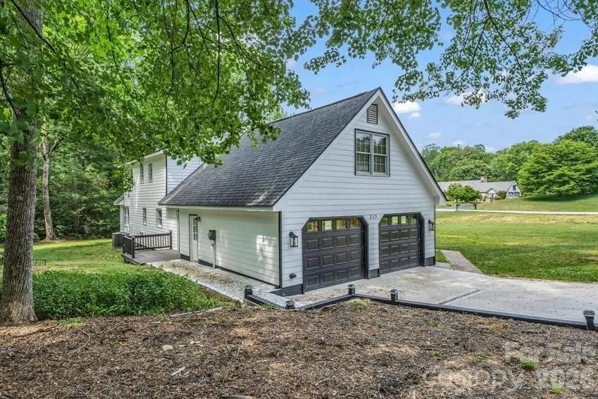 213 Raintree Drive Hendersonville, NC 28791