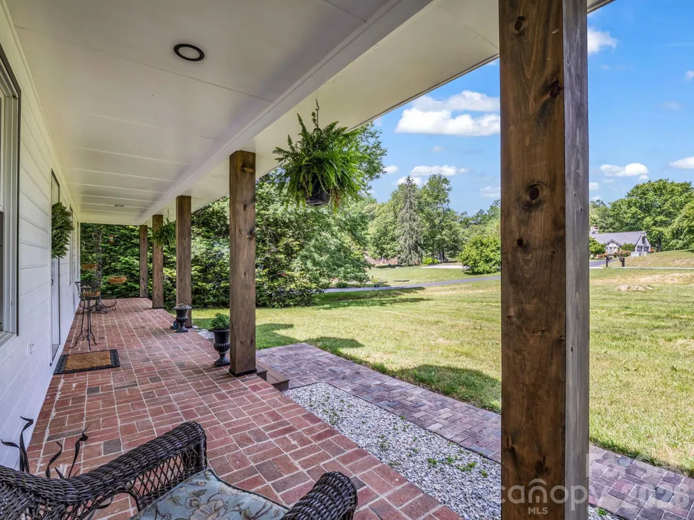 213 Raintree Drive Hendersonville, NC 28791