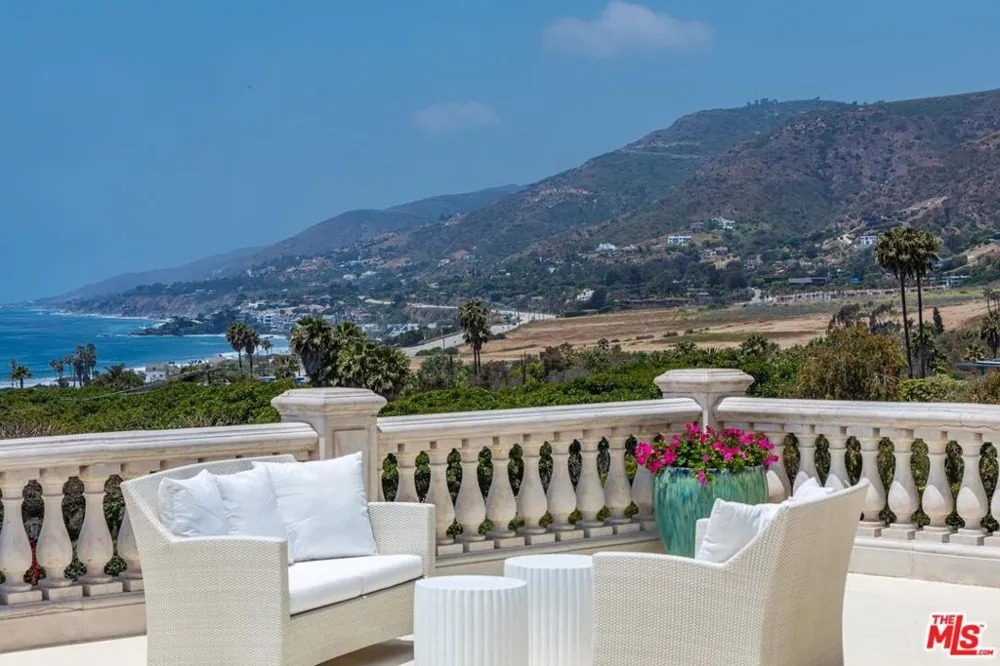 6051 Philip Avenue Malibu, CA 90265