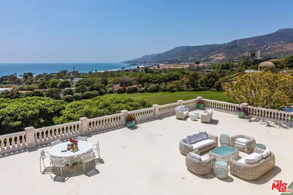6051 Philip Avenue Malibu, CA 90265