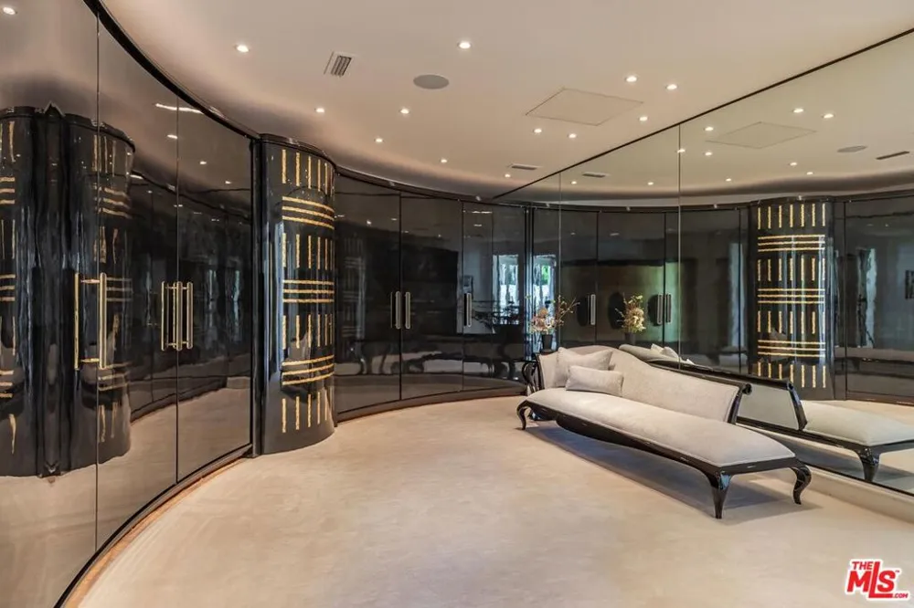 6051 Philip Avenue Malibu, CA 90265