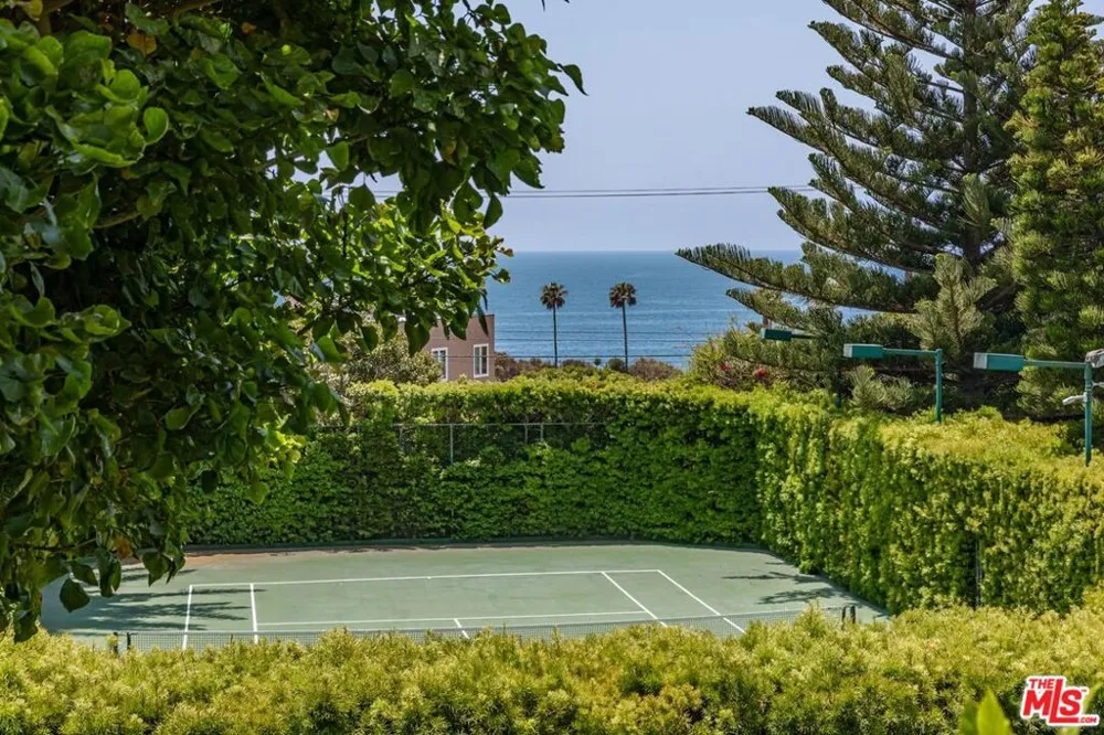 6051 Philip Avenue Malibu, CA 90265