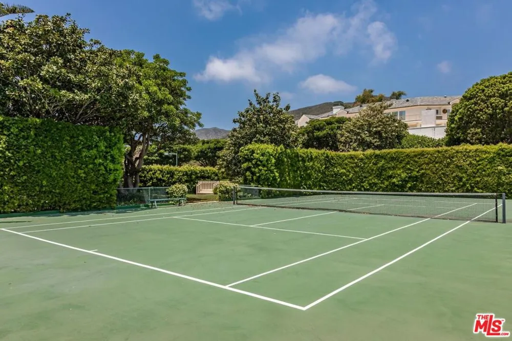 6051 Philip Avenue Malibu, CA 90265