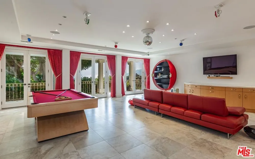 6051 Philip Avenue Malibu, CA 90265