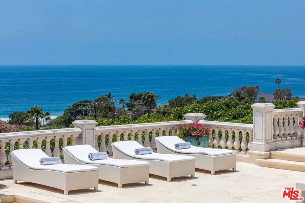 6051 Philip Avenue Malibu, CA 90265