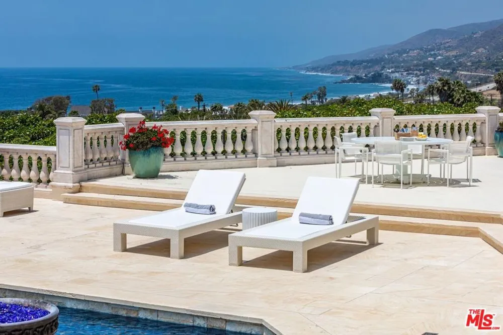 6051 Philip Avenue Malibu, CA 90265