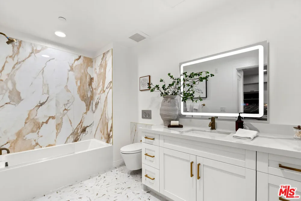 7428 Santa Monica Boulevard #204 West Hollywood, CA 90046