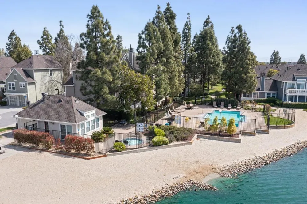 1121 Outrigger Lane Foster City, CA 94404