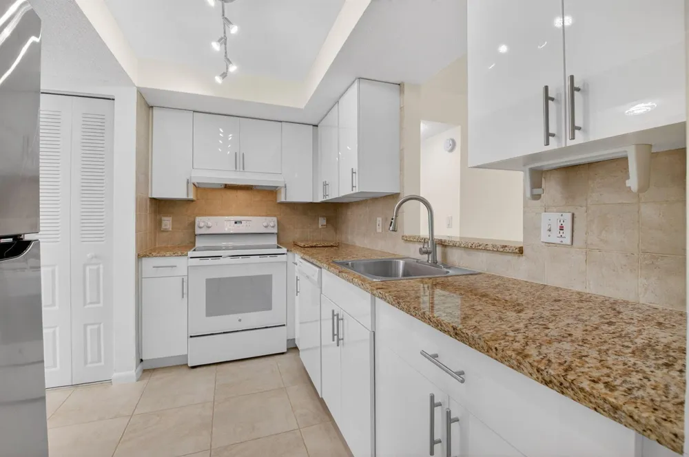 10 Willowbrook Lane #207 Delray Beach, FL 33446
