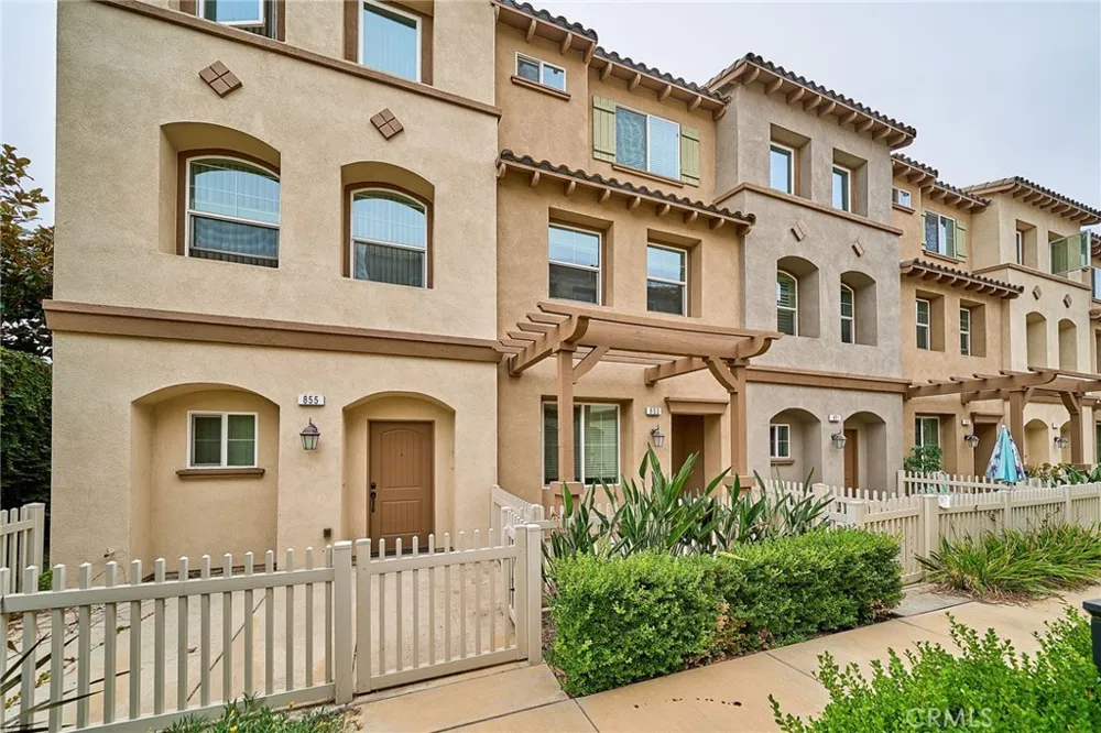 853 E Hollyvale Azusa, CA 91702