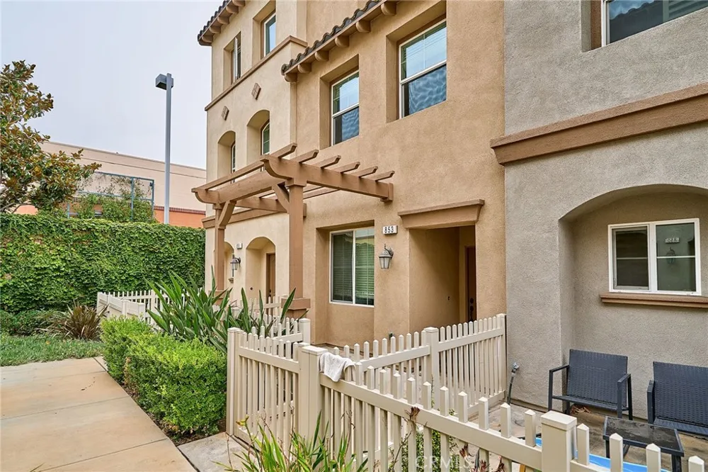 853 E Hollyvale Azusa, CA 91702