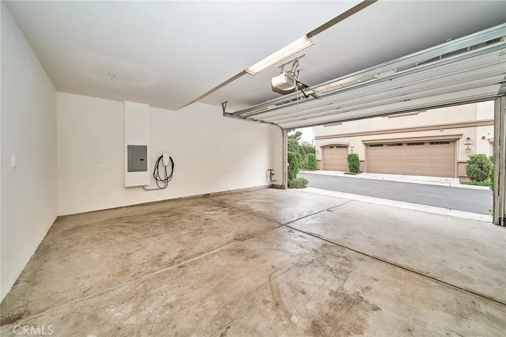 853 E Hollyvale Azusa, CA 91702