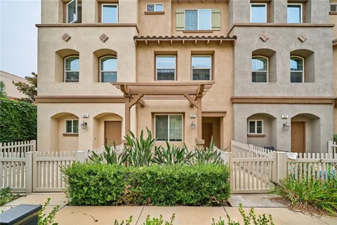 853 E Hollyvale