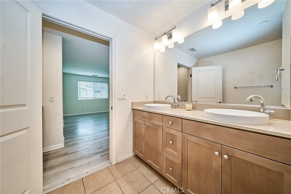 853 E Hollyvale Azusa, CA 91702