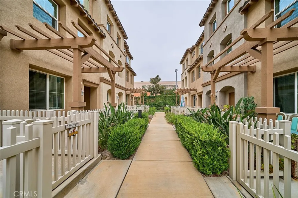 853 E Hollyvale Azusa, CA 91702