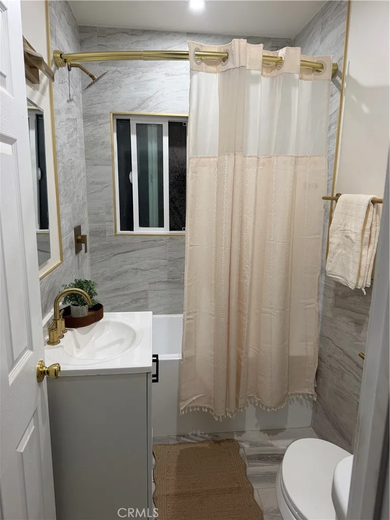 8995 Alexander South Gate, CA 90280