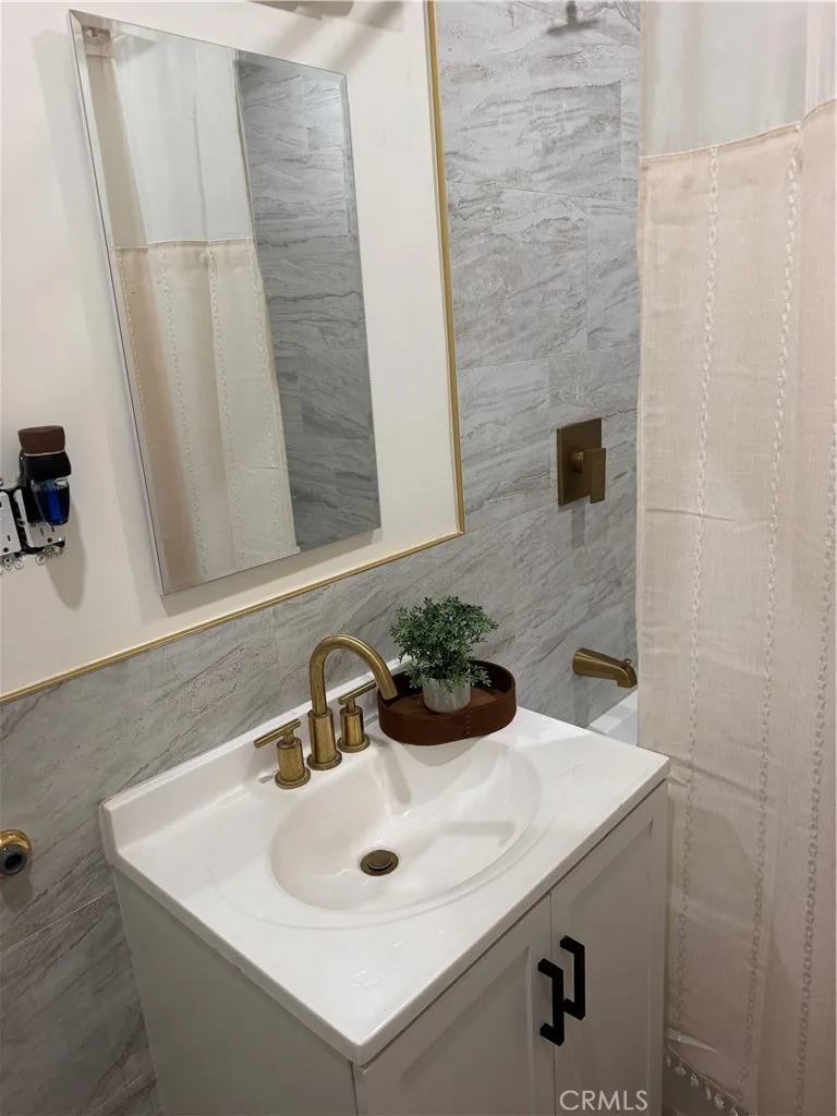8995 Alexander South Gate, CA 90280