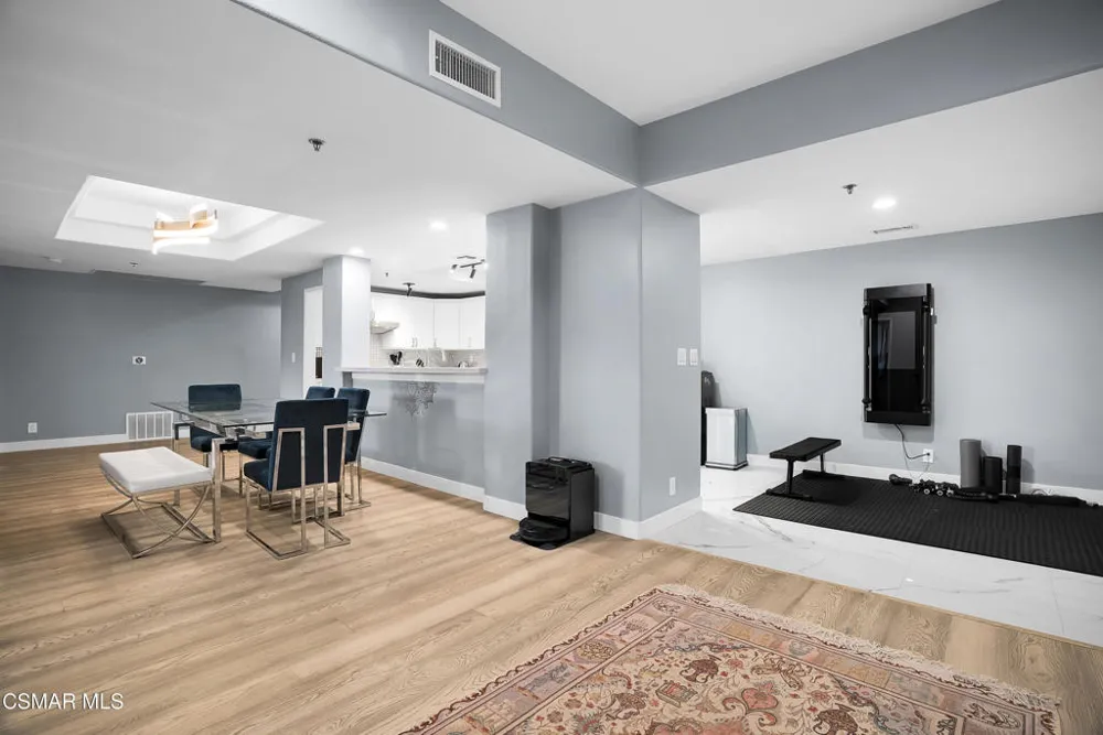 4348 Mammoth Avenue #203 Sherman Oaks, CA 91423