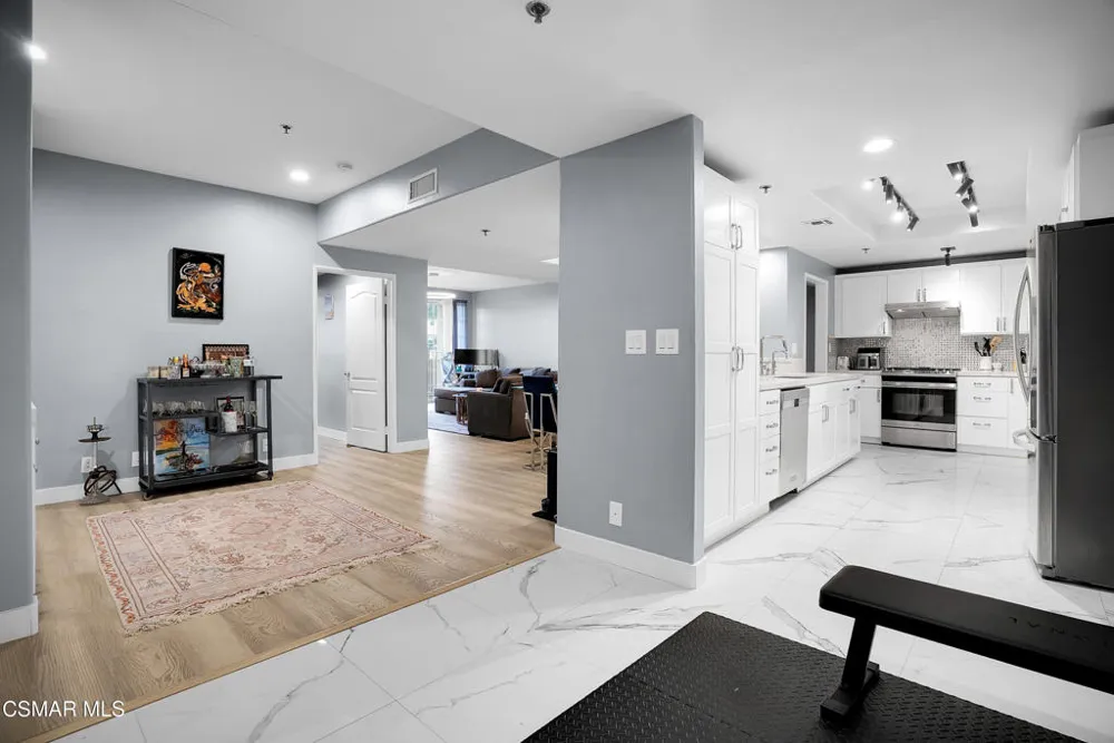 4348 Mammoth Avenue #203 Sherman Oaks, CA 91423