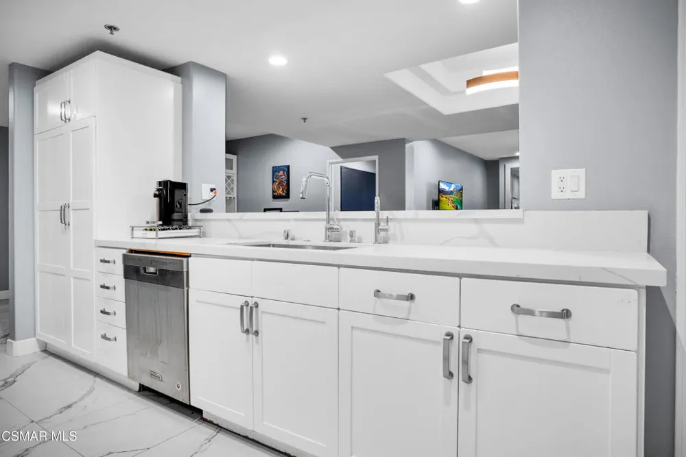 4348 Mammoth Avenue #203 Sherman Oaks, CA 91423