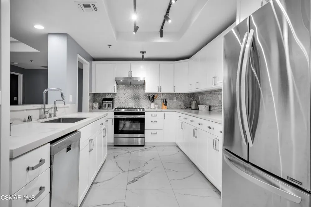 4348 Mammoth Avenue #203 Sherman Oaks, CA 91423