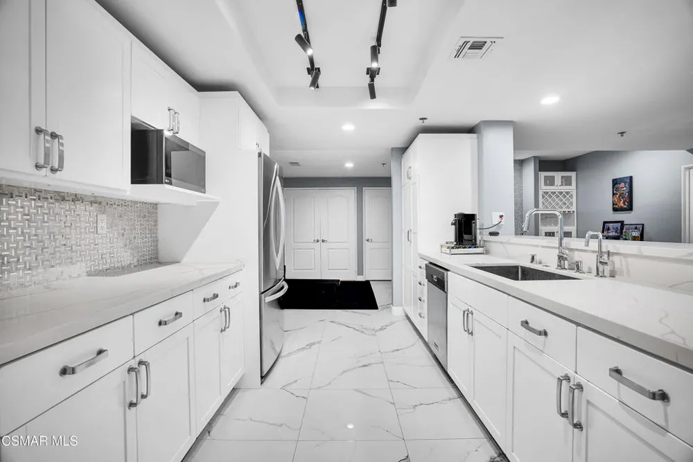 4348 Mammoth Avenue #203 Sherman Oaks, CA 91423
