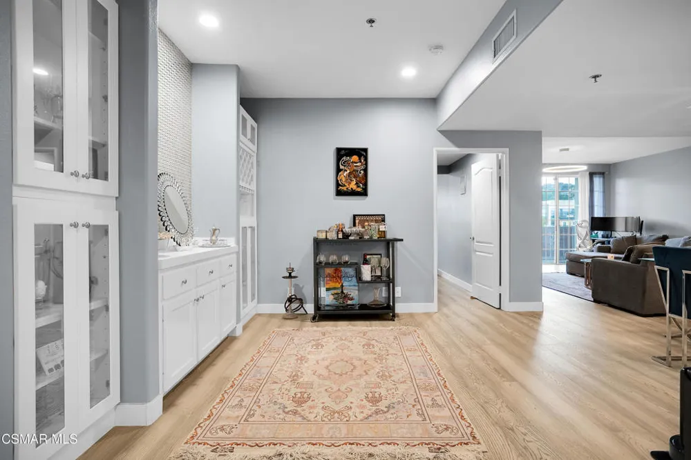 4348 Mammoth Avenue #203 Sherman Oaks, CA 91423