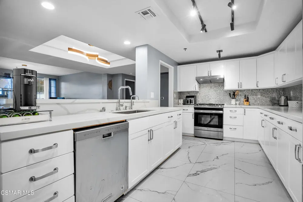 4348 Mammoth Avenue #203 Sherman Oaks, CA 91423