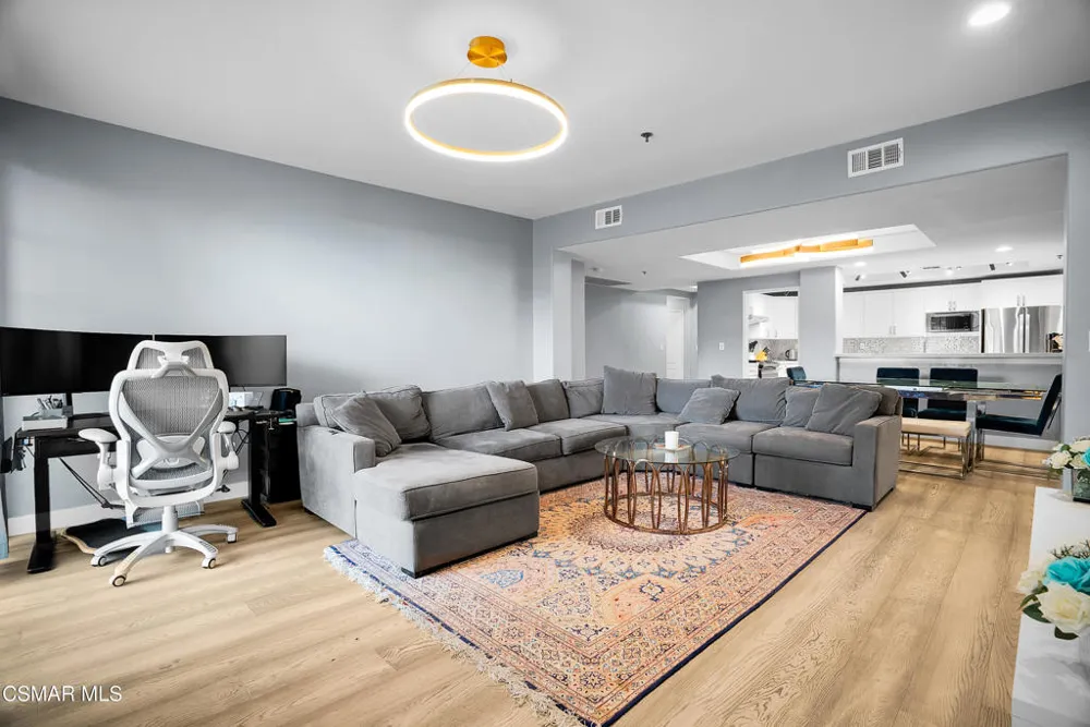 4348 Mammoth Avenue #203 Sherman Oaks, CA 91423