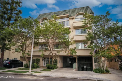4348 Mammoth Avenue #203