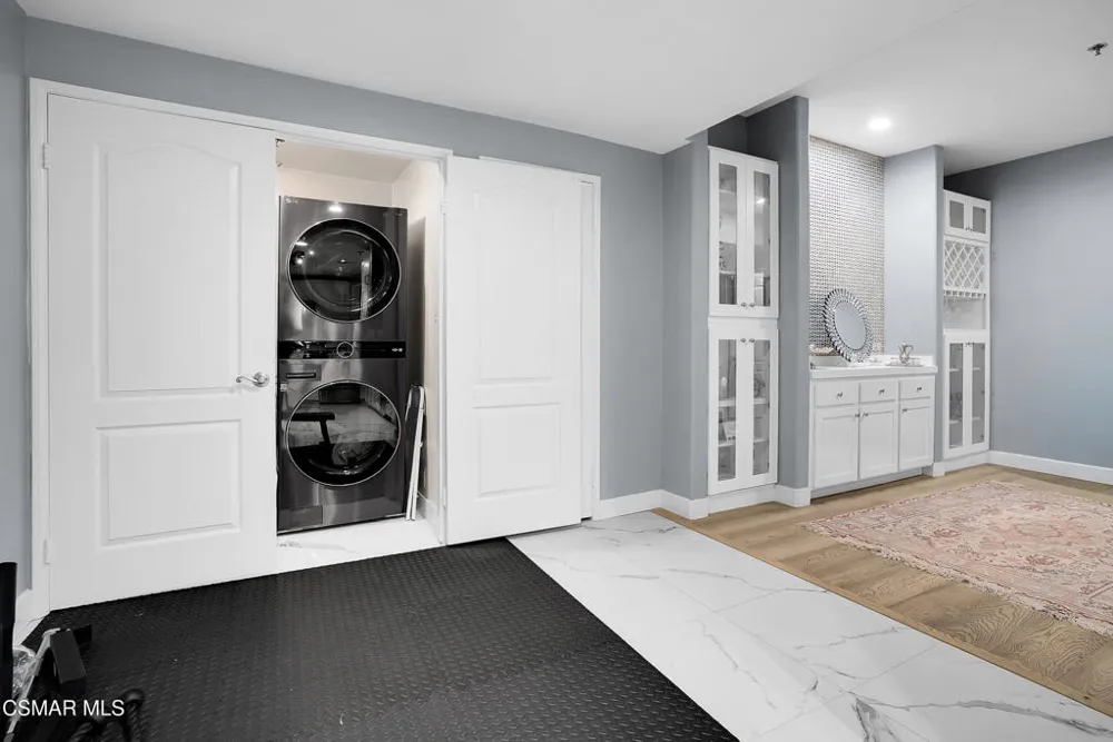 4348 Mammoth Avenue #203 Sherman Oaks, CA 91423