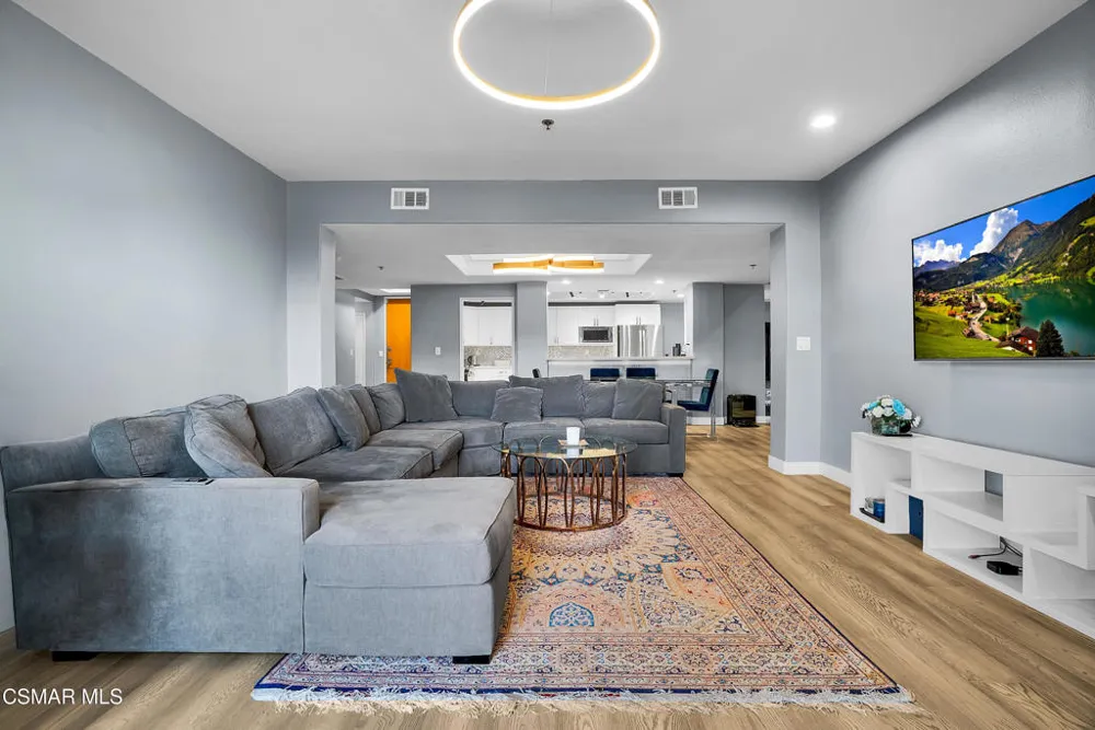 4348 Mammoth Avenue #203 Sherman Oaks, CA 91423