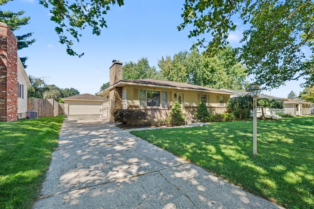 1399 Clover Crest NW Grand Rapids, MI 49504