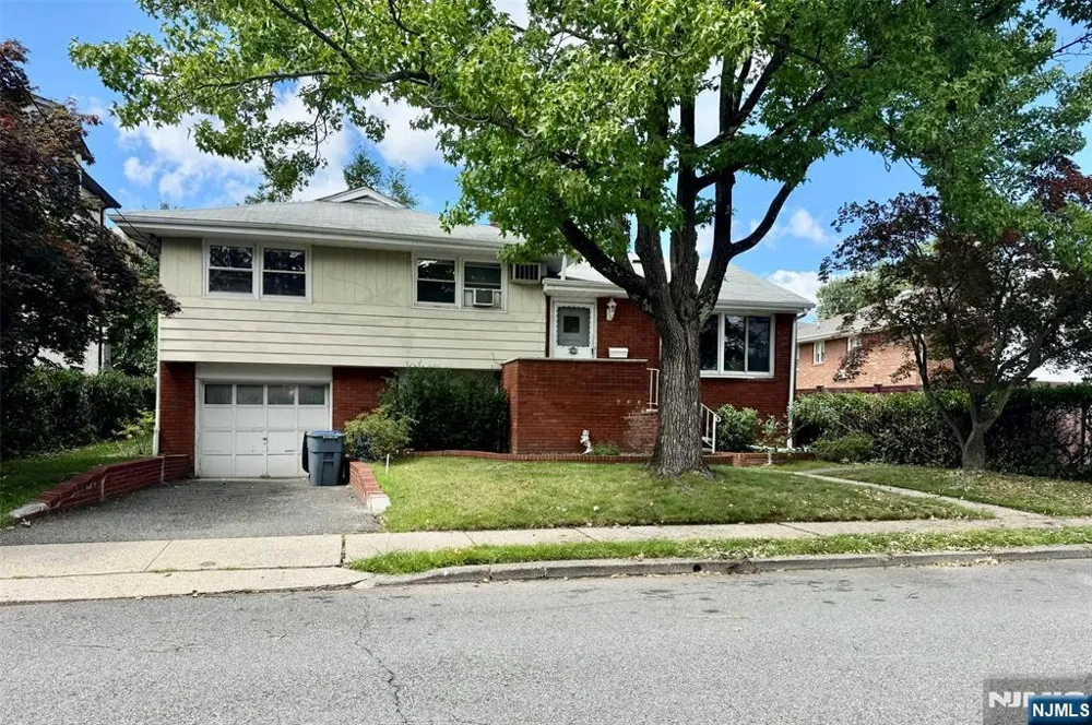 2465 Camner Street Fort Lee, NJ 07024