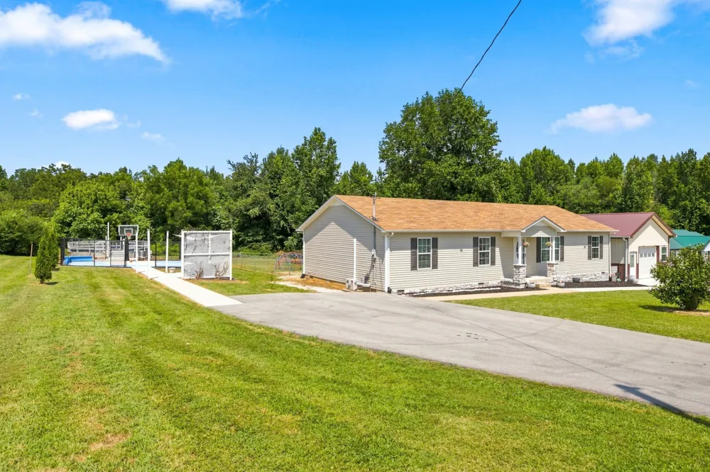 870 Newt Vanattia Rd Hillsboro, TN 37342