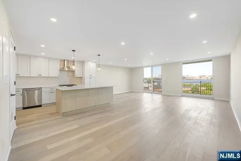 1077 River Road 602