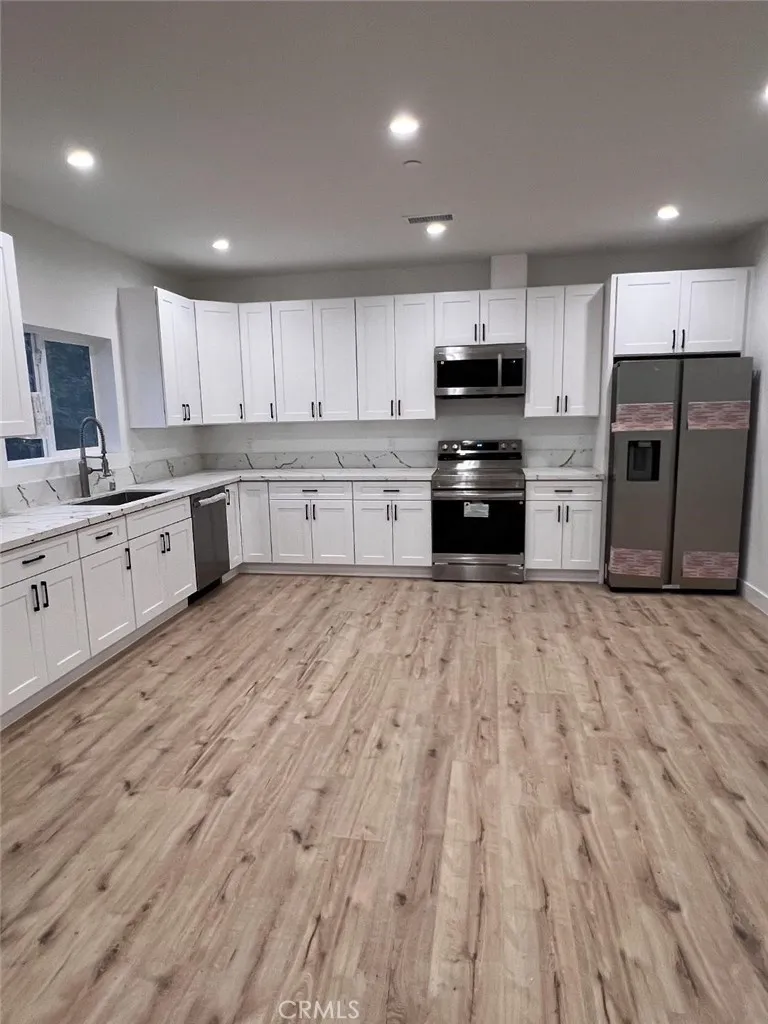 20517 Gault Street Los Angeles, CA 91306