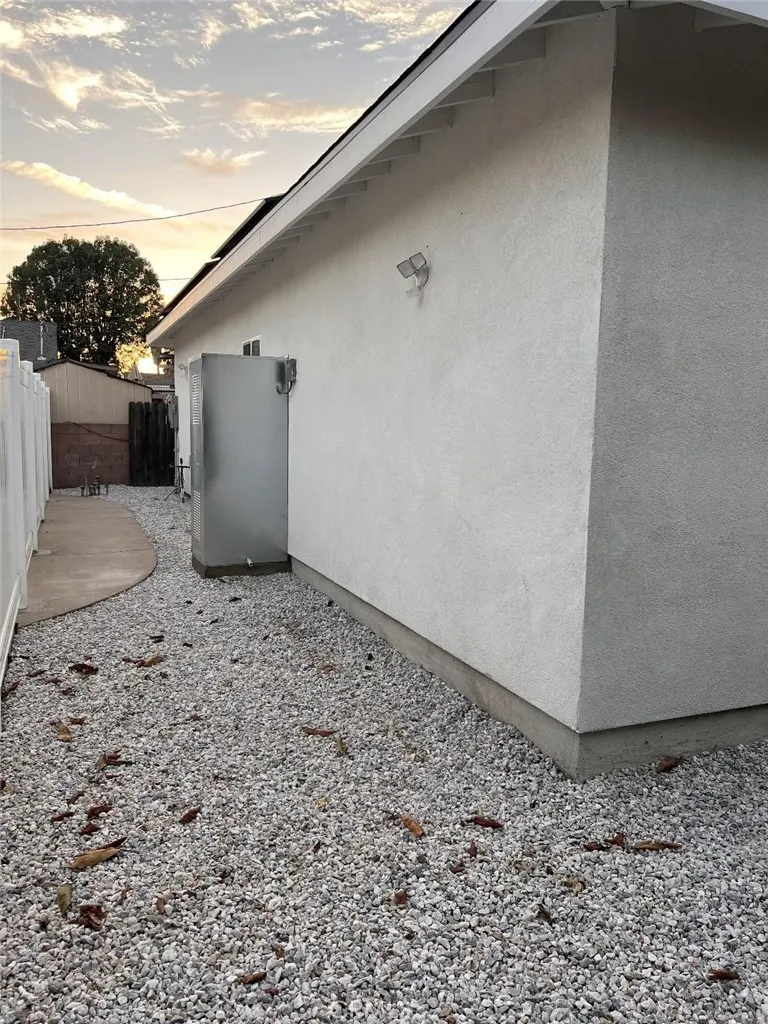 20517 Gault Street Los Angeles, CA 91306