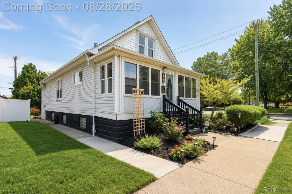 541 Clinton Street Wyandotte City, MI 48192