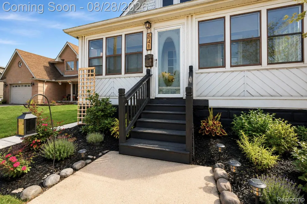 541 Clinton Street Wyandotte City, MI 48192