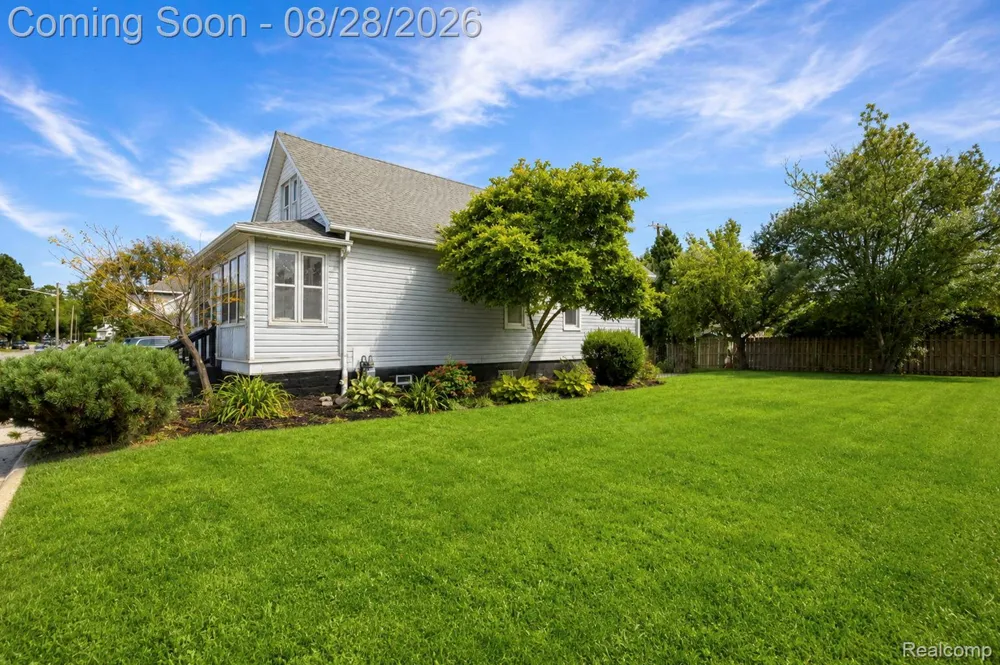 541 Clinton Street Wyandotte City, MI 48192