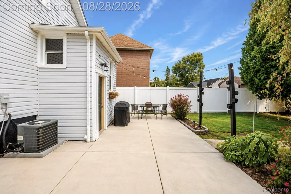541 Clinton Street Wyandotte City, MI 48192