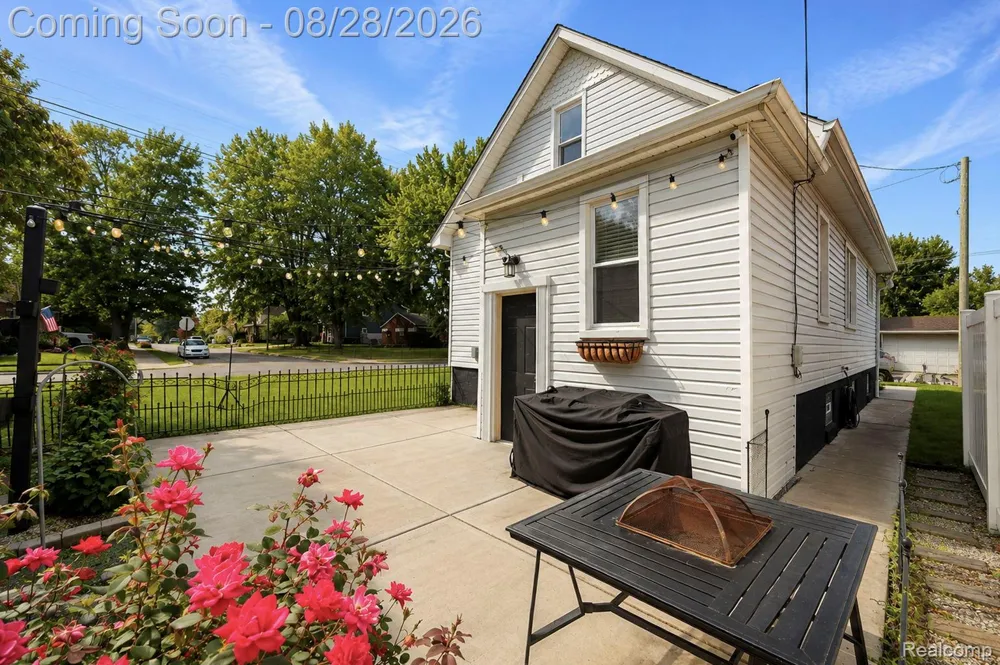 541 Clinton Street Wyandotte City, MI 48192